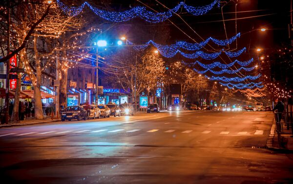 Елки, звезды, ангелы, сказочные герои и гирлянды - Молдова готовится к Новому году и Рождеству. - Sputnik Молдова