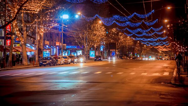 Есть города  с новогодней голограммой. А Кишинев с такой вот голо... Ладно, с Новым годом! - Sputnik Молдова