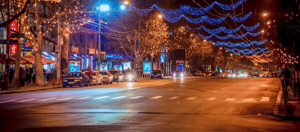 Есть города  с новогодней голограммой. А Кишинев с такой вот голо... Ладно, с Новым годом! - Sputnik Молдова
