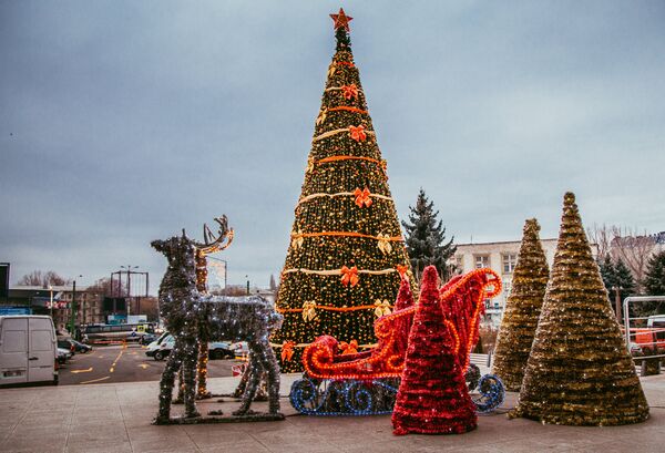 Каждый район города обзавелся своей рождественской ёлкой. - Sputnik Молдова