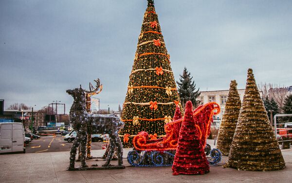 Елки, звезды, ангелы, сказочные герои и гирлянды - Молдова готовится к Новому году и Рождеству. - Sputnik Молдова