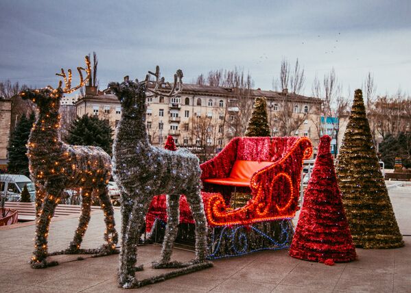 Каждый район города обзавелся своей рождественской ёлкой. - Sputnik Молдова