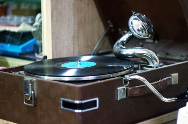 В мастерской Хранителя Времени много раритетных вещей. Например, этот старый патефон, который, между прочим,находится в рабочем состоянии.   - Sputnik Молдова