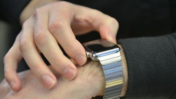 A customer tries on a new Apple Watch in an Apple store in Sydney on April 10, 2015 - Sputnik Молдова