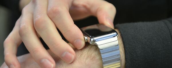 A customer tries on a new Apple Watch in an Apple store in Sydney on April 10, 2015 - Sputnik Moldova
