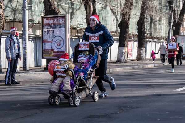 Надел красную шапку - и уже не просто гражданин (имярек), а самый настоящий Дед Мороз! - Sputnik Молдова