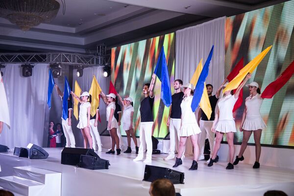 Шоу началось с выступления танцоров и исполнения гимна Молдовы - Sputnik Молдова