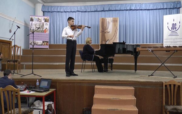 А так выглядел малый зал филармонии. Это фото запечатлело выступление лучших учеников музыкальных школ Молдовы. - Sputnik Молдова