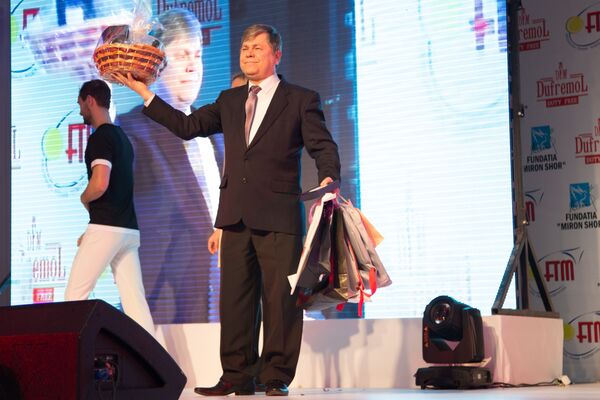 Отец лучшего теннисиста Молдовы Раду Албота Владимир Албот получает награду сына за Результат года - Sputnik Молдова