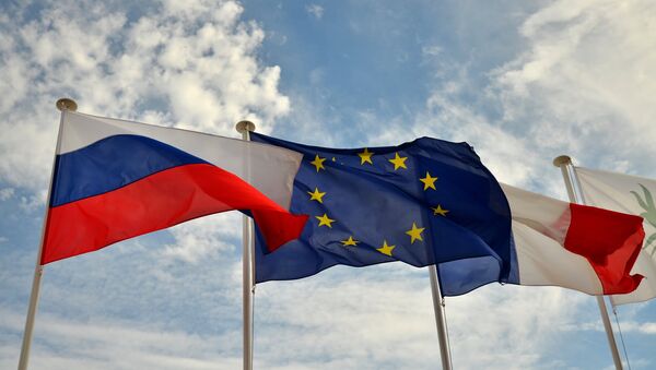 Флаги России, ЕС, Франции и герб Ниццы на набережной Ниццы - Sputnik Молдова