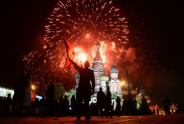 Праздничный салют в Москве в честь 70-летия Победы в Великой Отечественной войне 1941-1945 годов - Sputnik Молдова