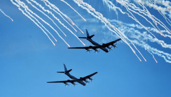 Стратегические бомбардировщики Ту-95 российских ВВС во время тренировки воздушной части парада, посвященного 70-летию Победы - Sputnik Moldova