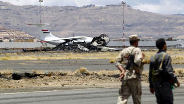 Последствия авианалета в Международном аэропорту Саны в Йемене - Sputnik Молдова