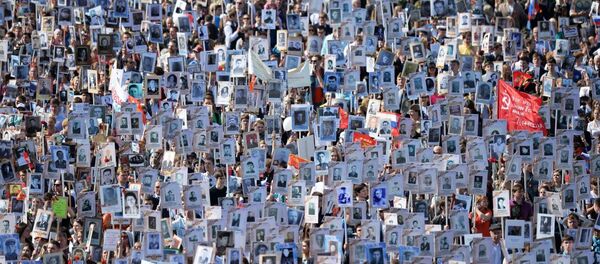 Участники шествия Региональной патриотической общественной организации Бессмертный полк Москва по Красной площади - Sputnik Молдова