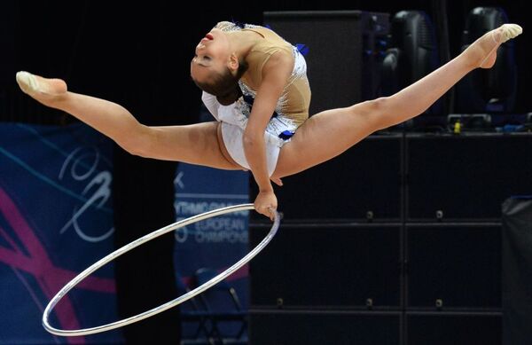 Маргарита Мамун выполняет упражнения с обручем в финальных соревнованиях среди сениорок на чемпионате Европы по художественной гимнастике в Минске - Sputnik Молдова