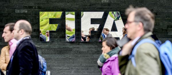 Люди идут мимо здания Международной федерации футбола в Цюрихе Люди идут мимо здания Международной федерации футбола в Цюрихе - Sputnik Молдова
