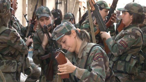 СПУТНИК_Сирийский женский батальон: как девушек-добровольцев учат воевать с ИГ - Sputnik Молдова