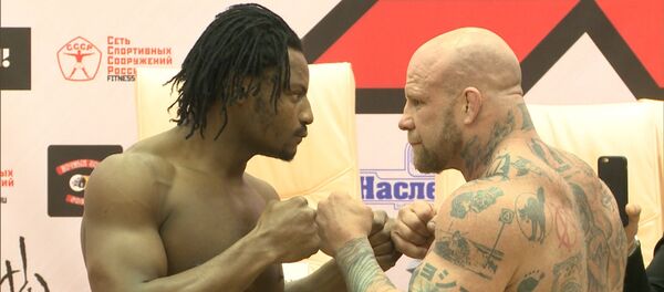 СПУТНИК_Взвешивание и дуэль взглядов - Монсон и Нджатах накануне поединка в Химках СПУТНИК_Взвешивание и дуэль взглядов - Монсон и Нджатах накануне поединка в Химках - Sputnik Молдова
