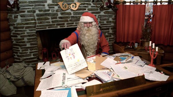 Санта Клаус в своей резиденции разбирает рождественскую почту - Sputnik Moldova-România