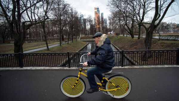 Мужчина катается на велосипеде - Sputnik Молдова
