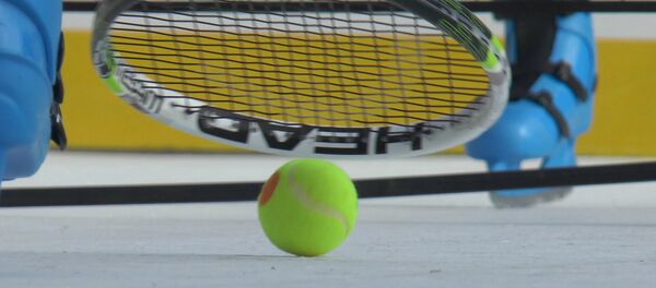 Коньки и ракетки – спортсмены сыграли в теннис на городском катке - Sputnik Молдова