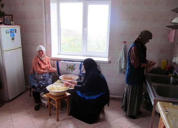 Готовят обычно монахини со стажем, а молодые послушницы 16-18 лет прислуживают — режут овощи, приносят дрова и разжигают печку. Готовят обычно монахини со стажем, а молодые послушницы 16-18 лет прислуживают — режут овощи, приносят дрова и разжигают печку. - Sputnik Молдова