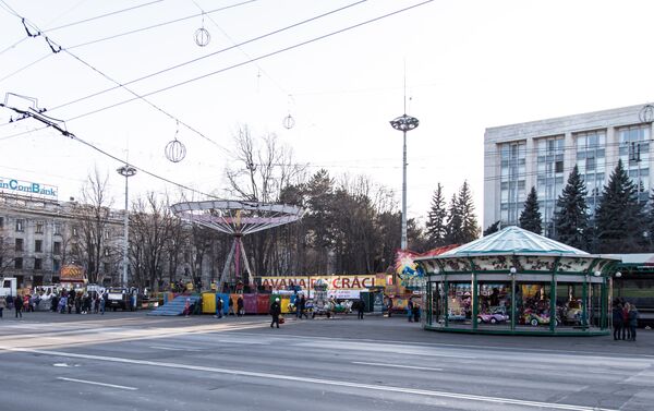 В Кишиневе, на центральной площади, установили карусели. - Sputnik Молдова