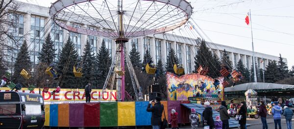 Те же карусели появляются в Кишиневе из года в год, кочуя по разным районам города. Те же карусели появляются в Кишиневе из года в год, кочуя по разным районам города. - Sputnik Молдова