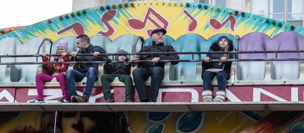 С высоты смотреть на дорогу не страшно. Но можете представить себе лица родителей, когда их неразумное чадо ненароком окажется вблизи машин. - Sputnik Молдова