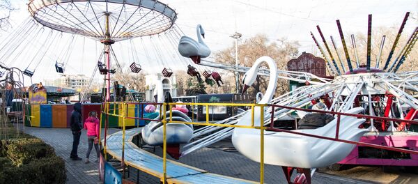 Проблема № 2: в непосредственной близи от качелей - лагерь протестующих платформы DA. - Sputnik Moldova