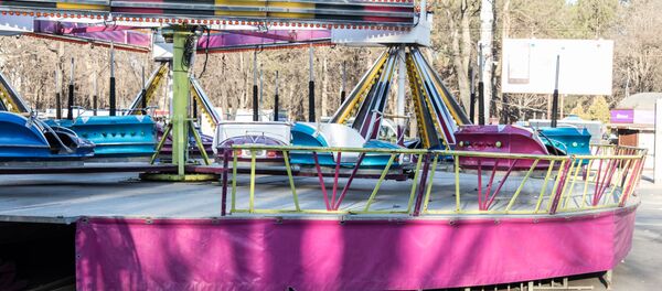 Родителям-то деваться некуда: ребенок хочет кататься, приходится вести его туда, где есть качели. - Sputnik Молдова