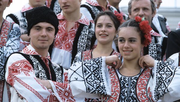 Выступление самодеятельного ансамбля народного танца на празднике Золотая осень в Кишиневе - Sputnik Moldova