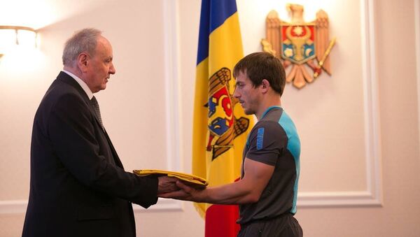 Preşedintele Timofti înmânează drapelul de stat echipei olimpice a RM - Sputnik Moldova