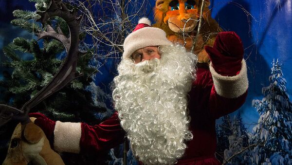 Когда Деды Морозы на работе - верный признак того, что Новый год наступит - Sputnik Moldova