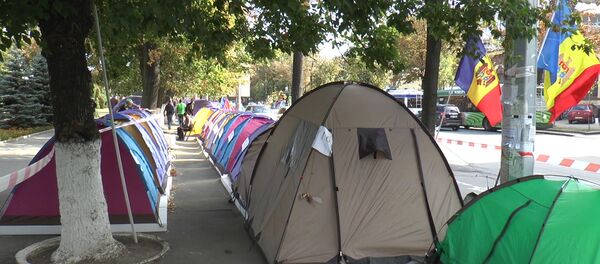 Новым украшением столицы вплоть до сего дня являются палатки, которые платформа DA установила у дома правительства, а сторонники ПСРМ и Нашей партии – у зданий парламента и министерства сельского хозяйства. - Sputnik Молдова