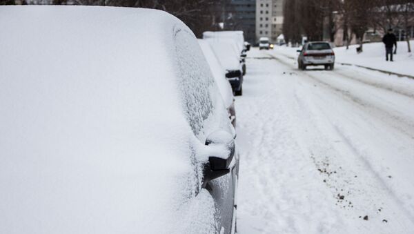 Утром водители с трудом узнают свои авто, покрытые толстым слоем снега. - Sputnik Moldova-România
