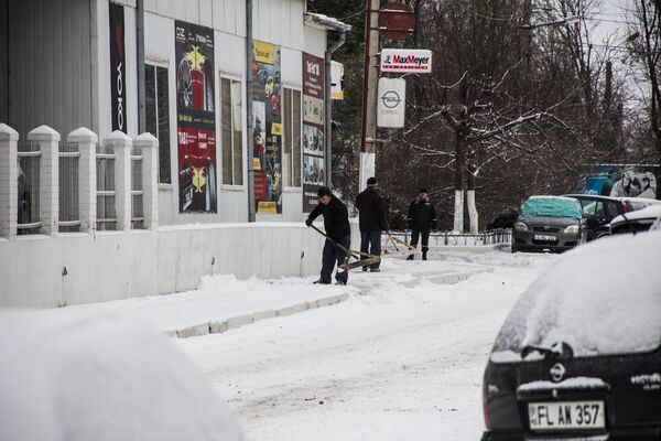 Дворники из всех сил готовят тротуар к передвижению пешеходов. - Sputnik Молдова