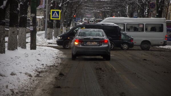 Образуются пробки, которые мешают гражданам добраться на работу. - Sputnik Молдова