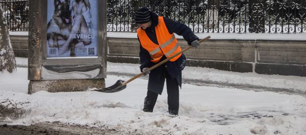 Не успевают убирать снег даже в центре Кишинева. - Sputnik Moldova