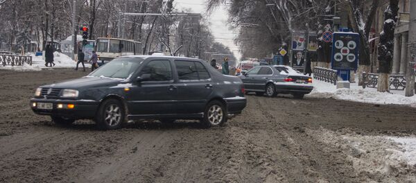 Мда, ездить по такому покрытию нужно в высшей степени аккуратно. - Sputnik Moldova