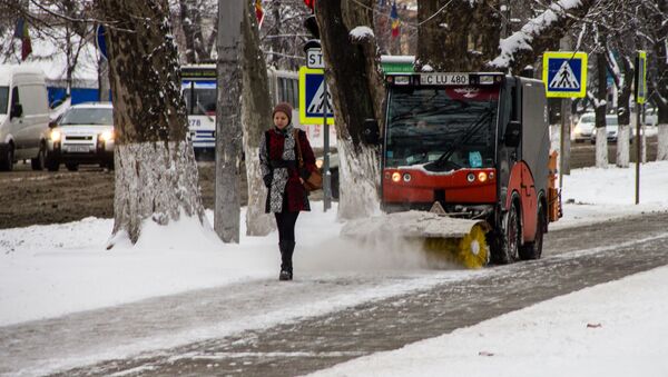 А вот и машина для уборки снега. Надеемся, что не единственная на весь город. - Sputnik Молдова