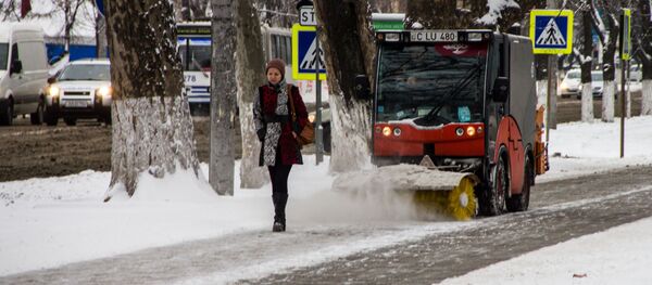 А вот и машина для уборки снега. Надеемся, что не единственная на весь город. - Sputnik Молдова
