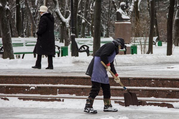 Пока снег не превратился в лед, его нужно убрать с тротуара. - Sputnik Молдова