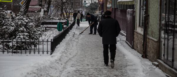 А здесь тропинка рискует превратить в сплошной гололед. А здесь тропинка рискует превратить в сплошной гололед. - Sputnik Молдова