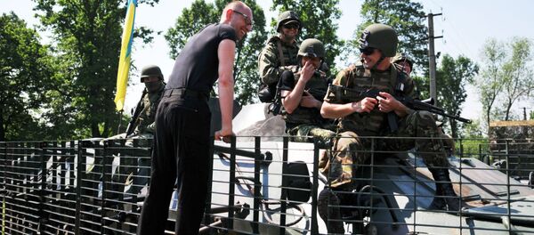 Премьер-министр Украины Арсений Яценюк общается с американскими военными во время совместных учений Fearless Guardian - Sputnik Молдова