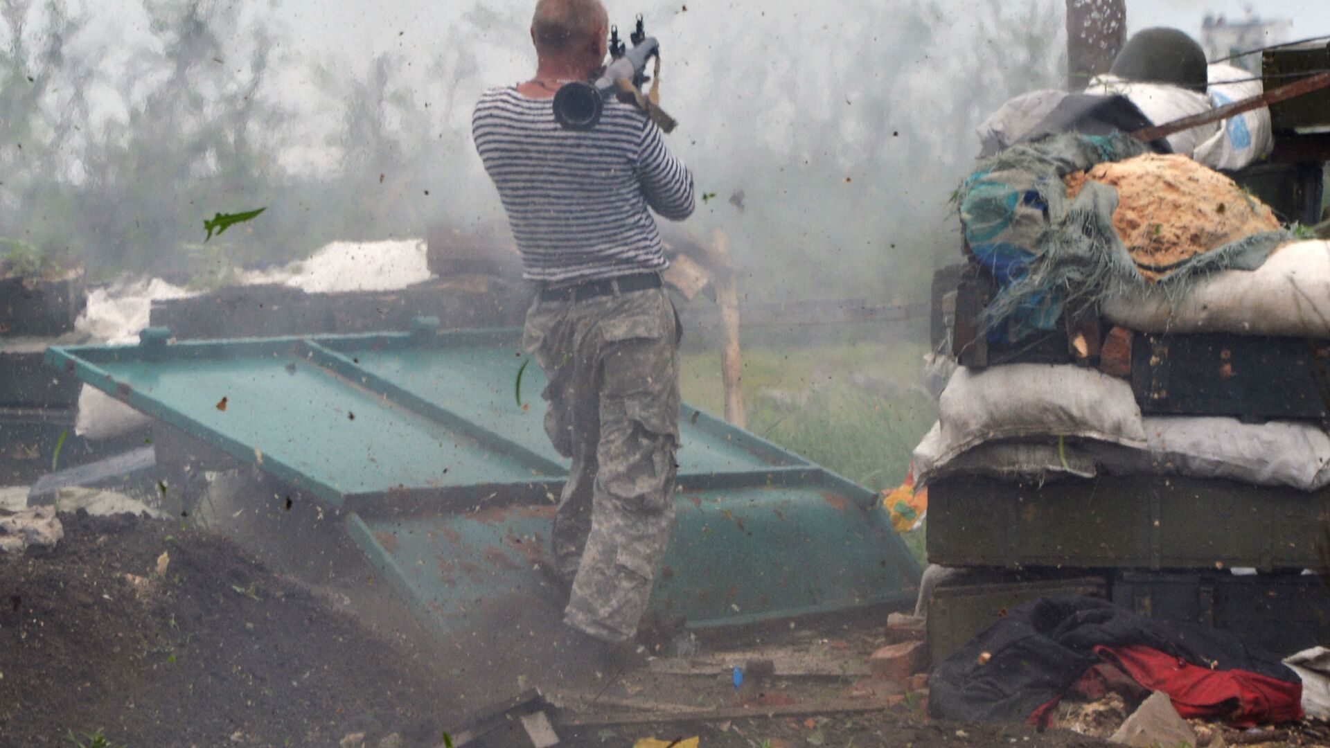 Солдат ВСУ стреляет из гранатомета в районе Донецка - Sputnik Moldova, 1920, 29.03.2022