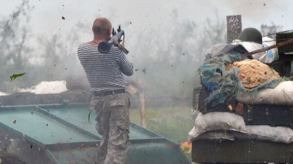 Militar ucrainean țintește cu un lansator de grenade - Sputnik Moldova-România