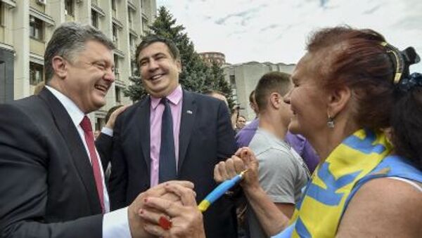 Президент Украины Петр Порошенко и губернатор Одесской области Михаила Саакашвили приветствует местных жителей возле областной государственной администрации, в Одессе - Sputnik Молдова