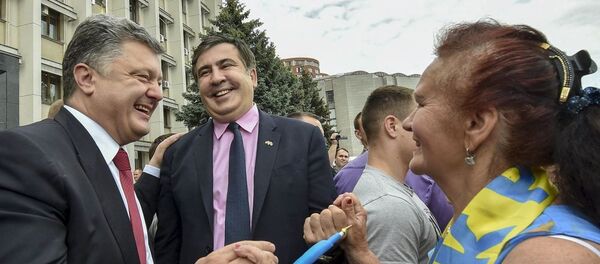 Президент Украины Петр Порошенко и губернатор Одесской области Михаила Саакашвили приветствует местных жителей возле областной государственной администрации, в Одессе - Sputnik Moldova