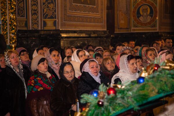 Тысячи прихожан пришли в храм в светлый праздник  Рождества - Sputnik Молдова
